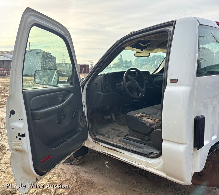 image for item EU7131 2005 Chevrolet Silverado 3500 pickup truck cab and chassis