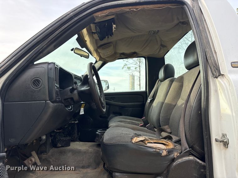 image for item EU7131 2005 Chevrolet Silverado 3500 pickup truck cab and chassis