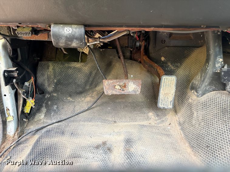 image for item EU7131 2005 Chevrolet Silverado 3500 pickup truck cab and chassis