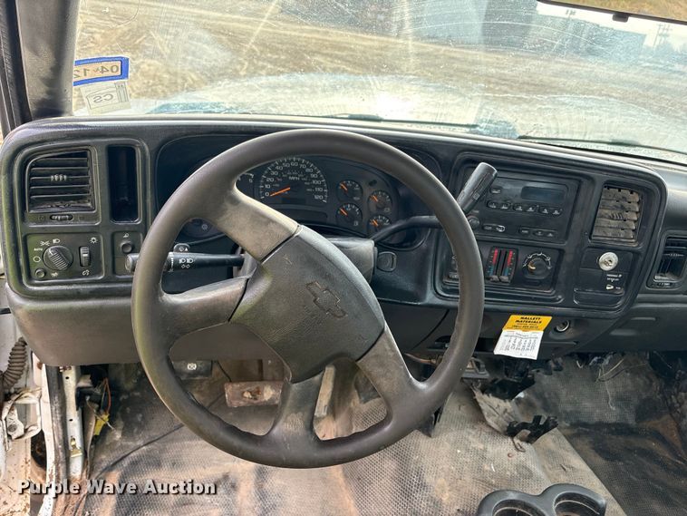 image for item EU7131 2005 Chevrolet Silverado 3500 pickup truck cab and chassis