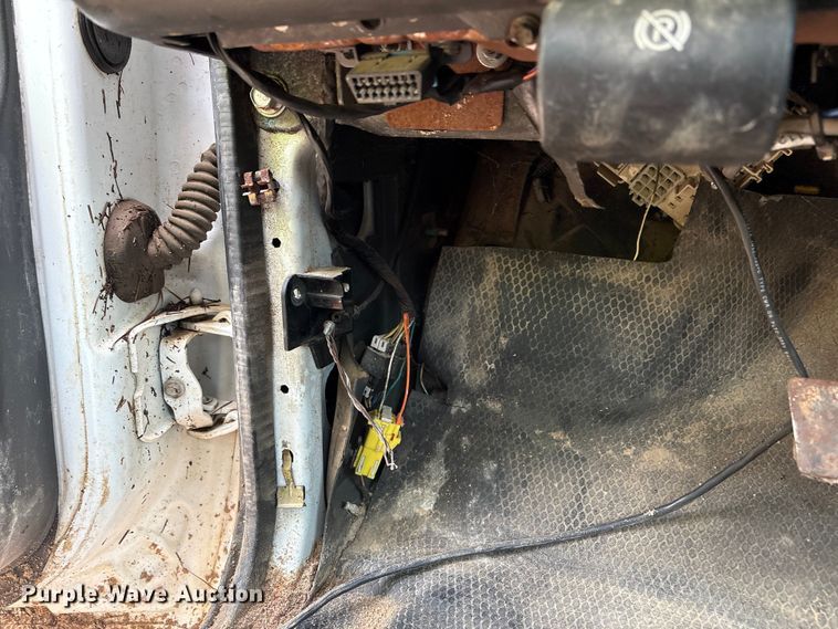 image for item EU7131 2005 Chevrolet Silverado 3500 pickup truck cab and chassis