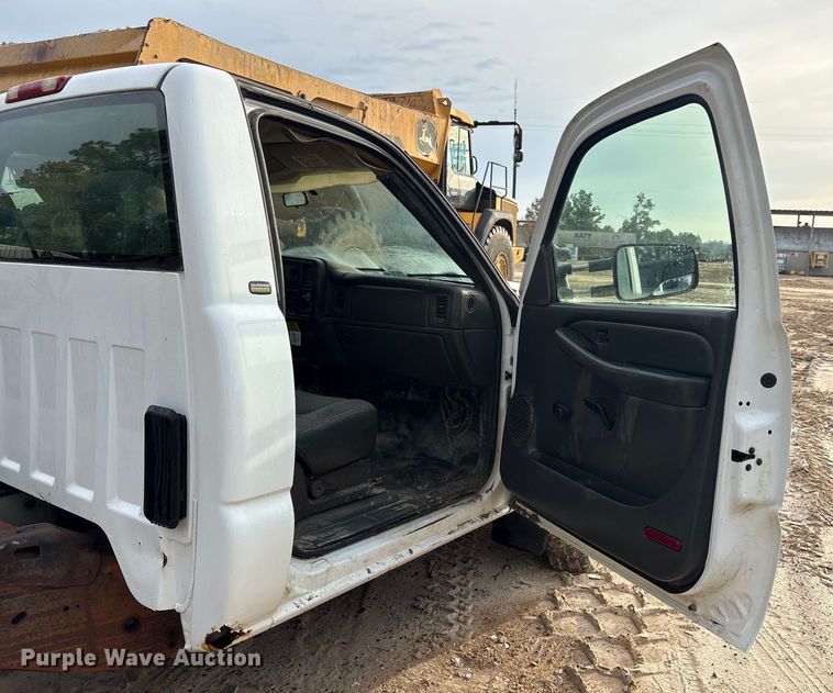image for item EU7131 2005 Chevrolet Silverado 3500 pickup truck cab and chassis