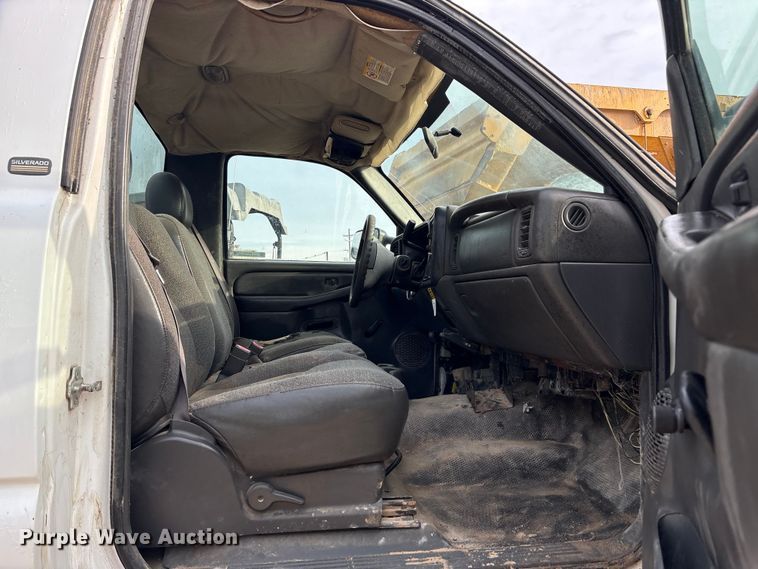 image for item EU7131 2005 Chevrolet Silverado 3500 pickup truck cab and chassis