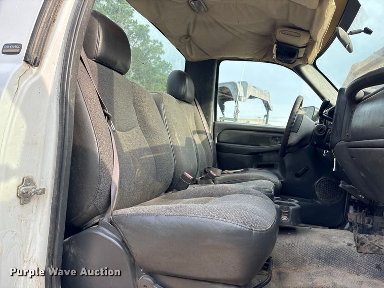 image for item EU7131 2005 Chevrolet Silverado 3500 pickup truck cab and chassis