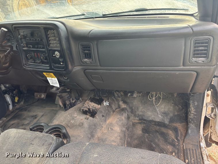 image for item EU7131 2005 Chevrolet Silverado 3500 pickup truck cab and chassis