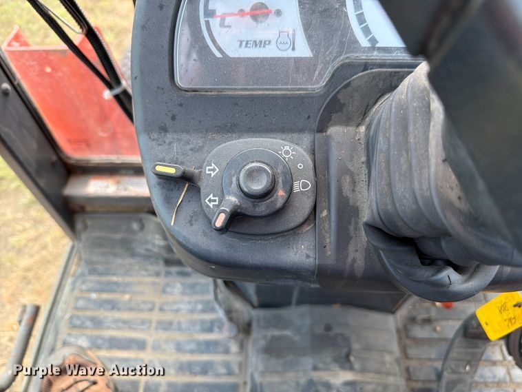 image for item EV2333 2005 Kubota B3030 HSDC MFWD tractor