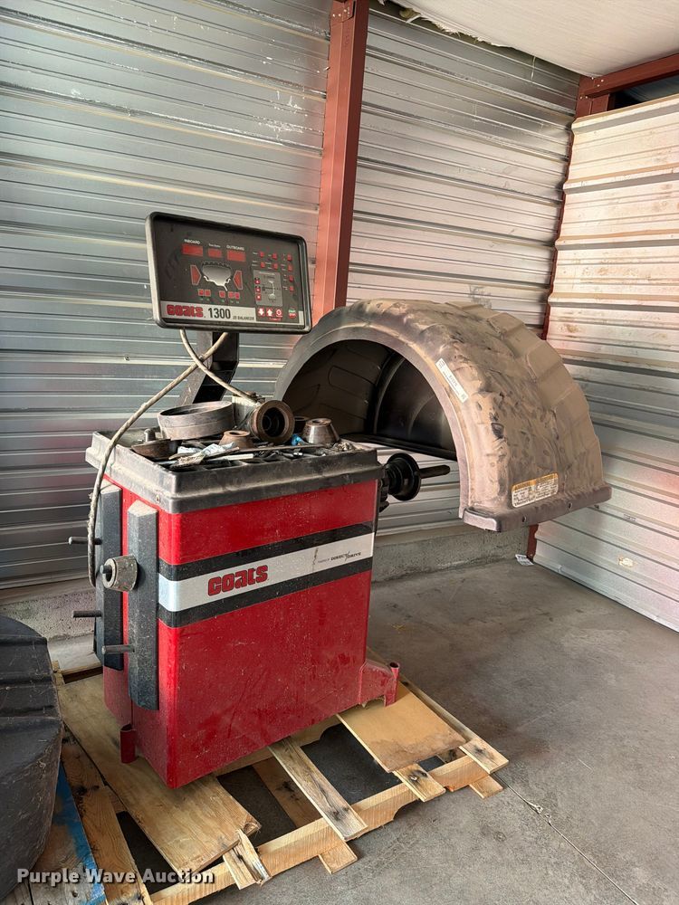 Coats 1300 tire balancer