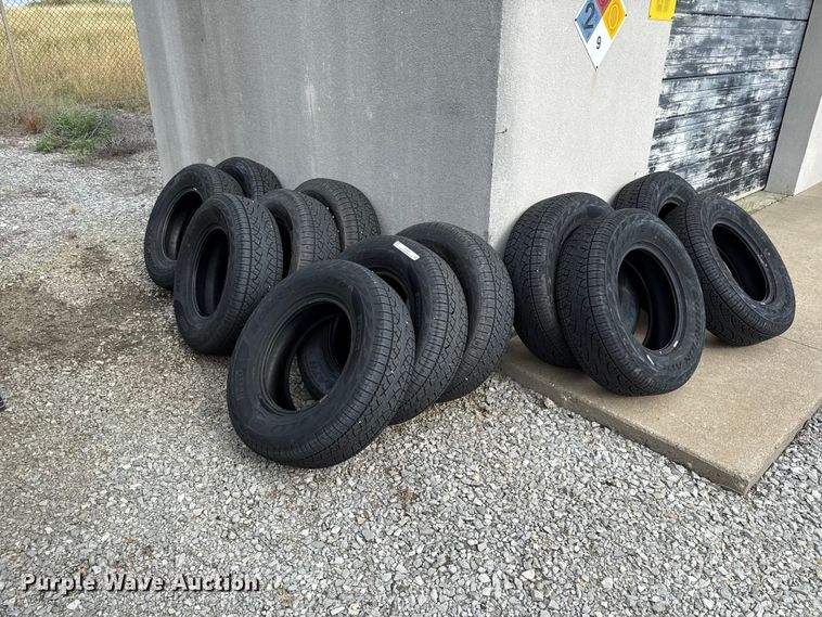 (12) Pirelli 265/70R17 tires