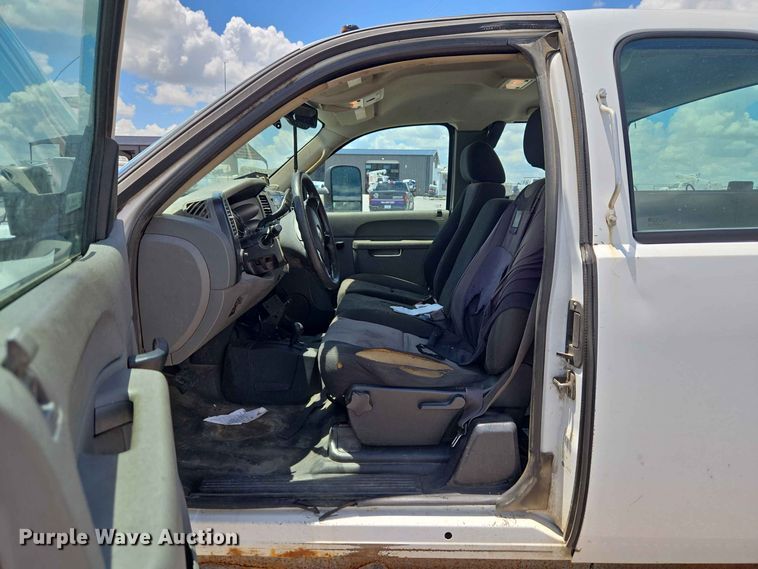 image for item EW0465 2012 Chevrolet Silverado 2500HD Ext. Cab pickup truck cab and chassis