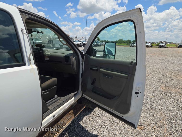 image for item EW0465 2012 Chevrolet Silverado 2500HD Ext. Cab pickup truck cab and chassis