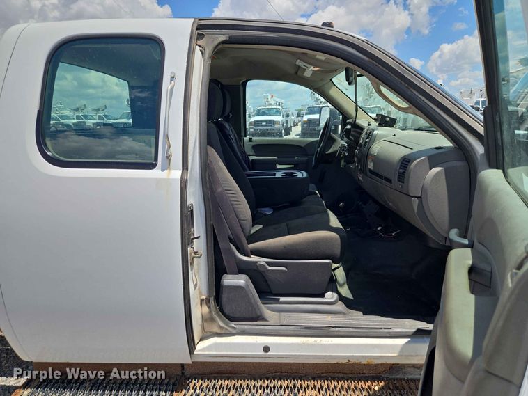 image for item EW0465 2012 Chevrolet Silverado 2500HD Ext. Cab pickup truck cab and chassis