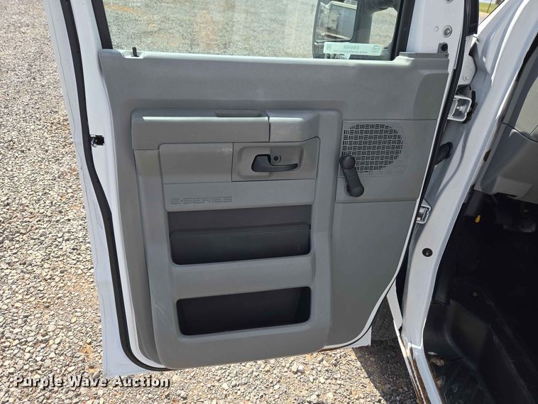 image for item EW0468 2017 Ford E-350 box truck