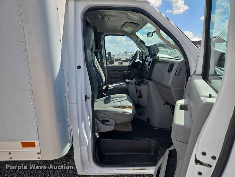 image for item EW0468 2017 Ford E-350 box truck