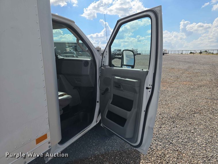 image for item EW0468 2017 Ford E-350 box truck