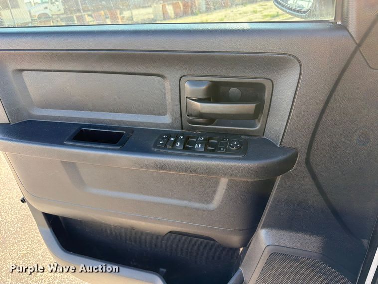image for item EW1049 2013 Dodge 2500 Crew Cab pickup truck