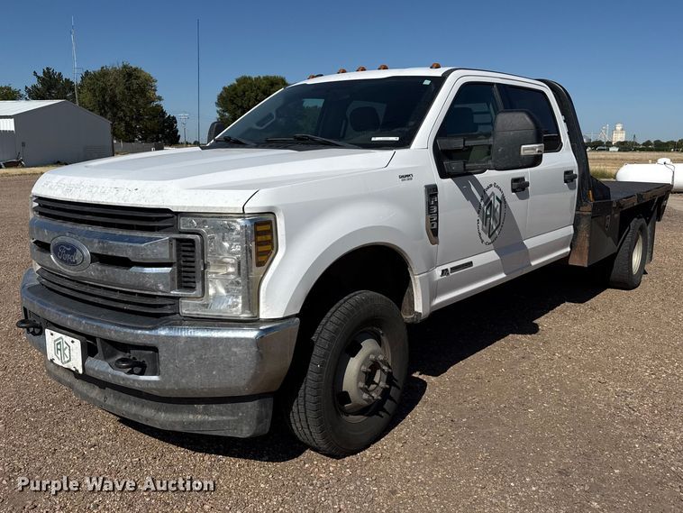 2018 Ford F350 Super Duty XLT Crew Cab flatbed pickup truck