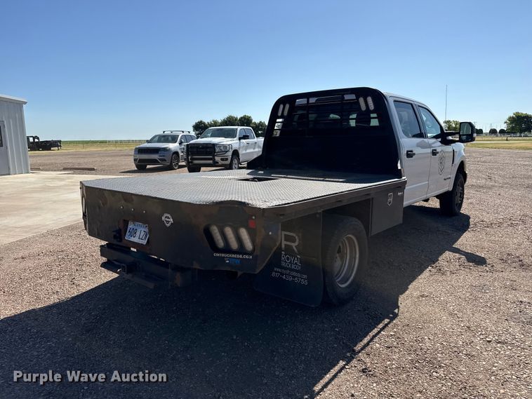image for item EW4060 2018 Ford F350  Super Duty XLT Crew Cab flatbed pickup truck