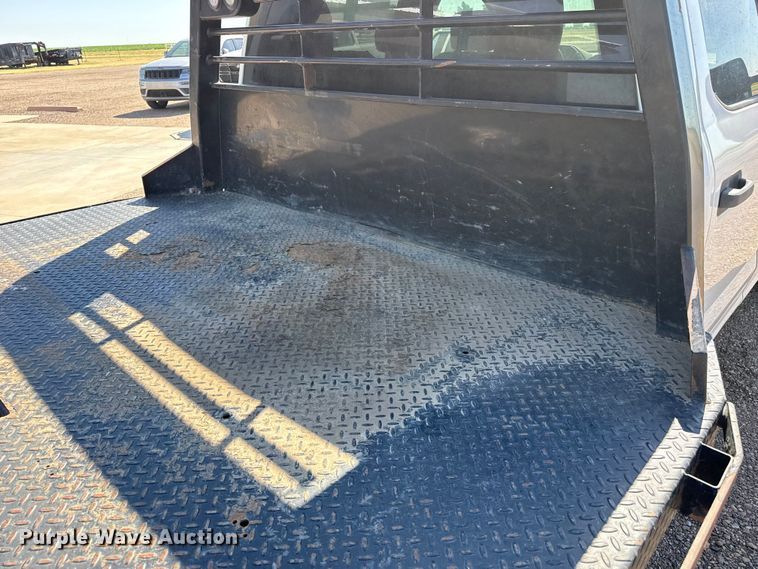 image for item EW4060 2018 Ford F350  Super Duty XLT Crew Cab flatbed pickup truck