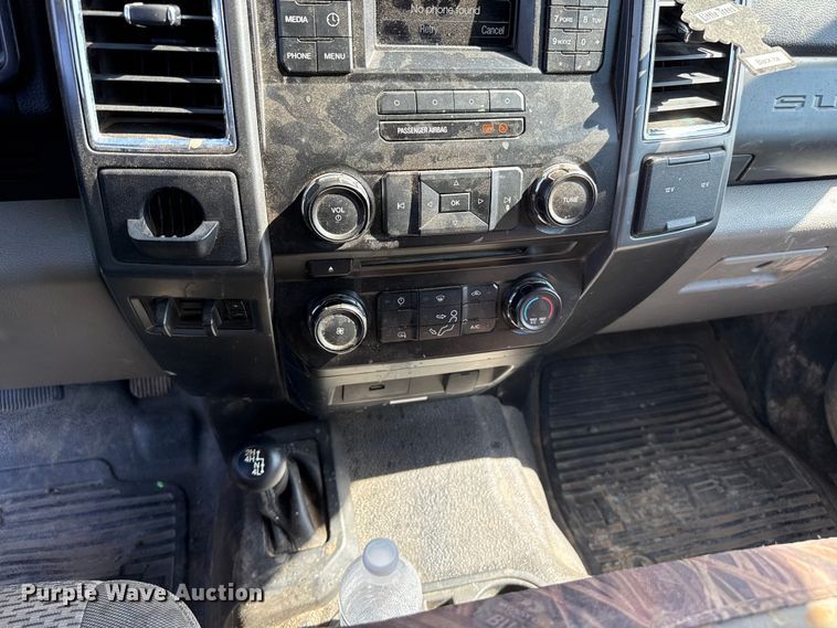 image for item EW4060 2018 Ford F350  Super Duty XLT Crew Cab flatbed pickup truck