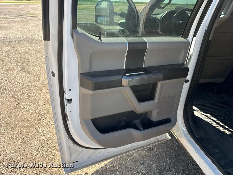 image for item EW4060 2018 Ford F350  Super Duty XLT Crew Cab flatbed pickup truck