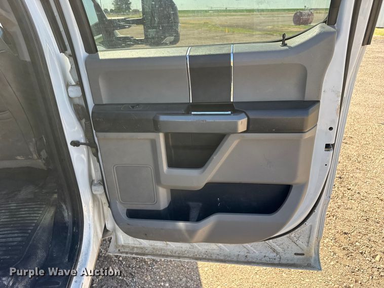 image for item EW4060 2018 Ford F350  Super Duty XLT Crew Cab flatbed pickup truck