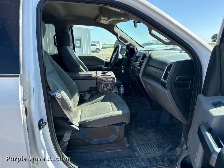 image for item EW4060 2018 Ford F350  Super Duty XLT Crew Cab flatbed pickup truck