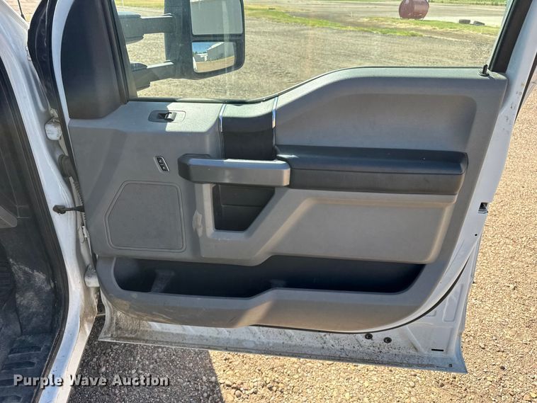 image for item EW4060 2018 Ford F350  Super Duty XLT Crew Cab flatbed pickup truck