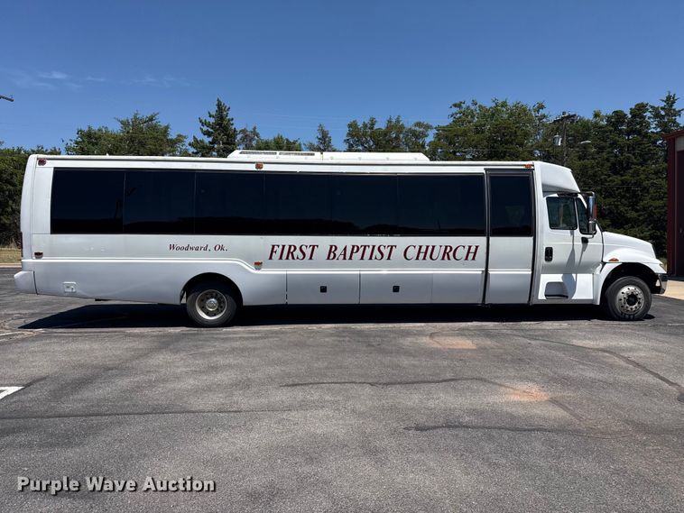 image for item EW4114 2004 International 3200 shuttle bus