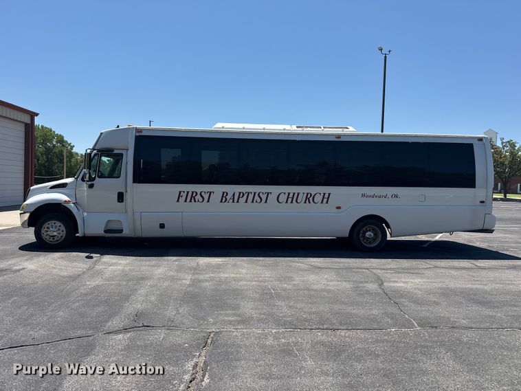 image for item EW4114 2004 International 3200 shuttle bus