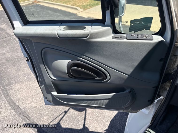 image for item EW4114 2004 International 3200 shuttle bus