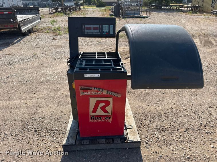 Bend-Pak Ranger DST-1000 tire balancing machine