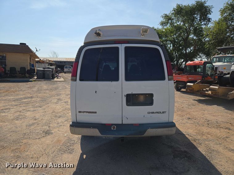 image for item EW8610 2001 Chevrolet Express 3500 van