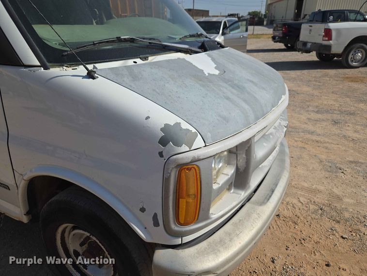 image for item EW8610 2001 Chevrolet Express 3500 van
