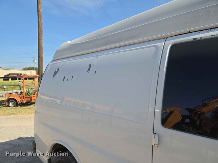 image for item EW8610 2001 Chevrolet Express 3500 van
