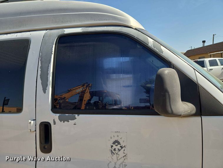image for item EW8610 2001 Chevrolet Express 3500 van
