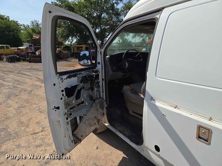image for item EW8610 2001 Chevrolet Express 3500 van