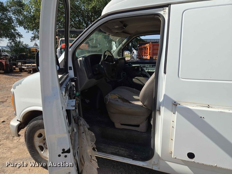 image for item EW8610 2001 Chevrolet Express 3500 van