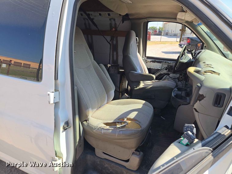 image for item EW8610 2001 Chevrolet Express 3500 van