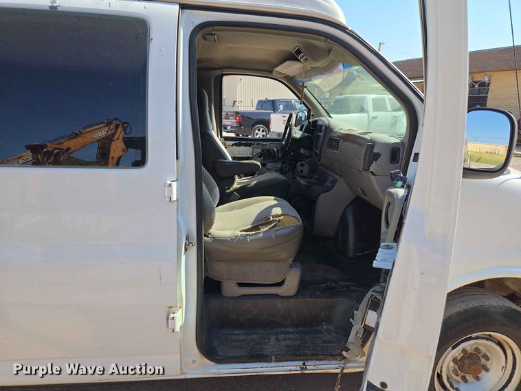 image for item EW8610 2001 Chevrolet Express 3500 van