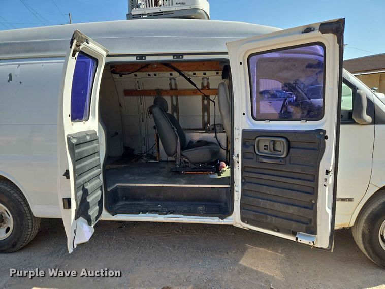 image for item EW8610 2001 Chevrolet Express 3500 van