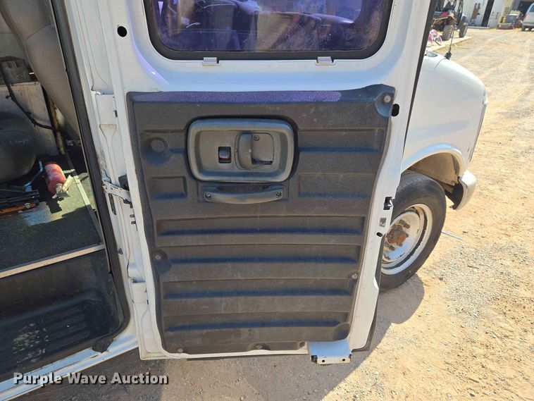 image for item EW8610 2001 Chevrolet Express 3500 van