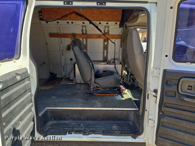 image for item EW8610 2001 Chevrolet Express 3500 van