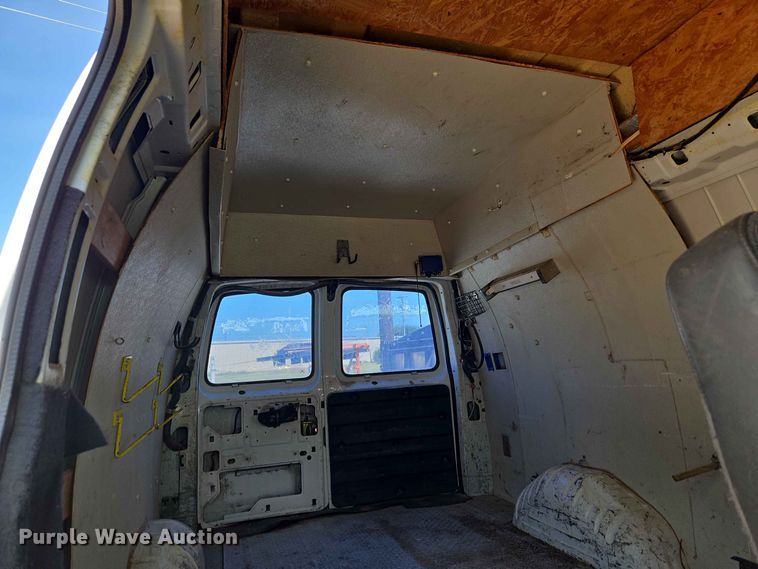image for item EW8610 2001 Chevrolet Express 3500 van