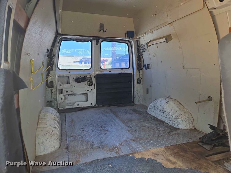 image for item EW8610 2001 Chevrolet Express 3500 van
