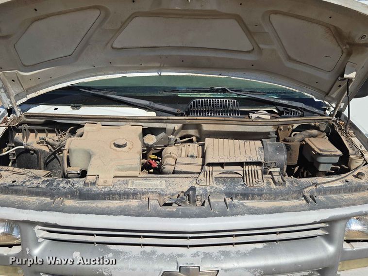 image for item EW8610 2001 Chevrolet Express 3500 van