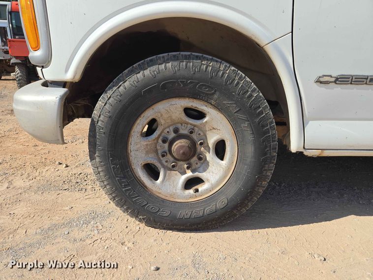 image for item EW8610 2001 Chevrolet Express 3500 van