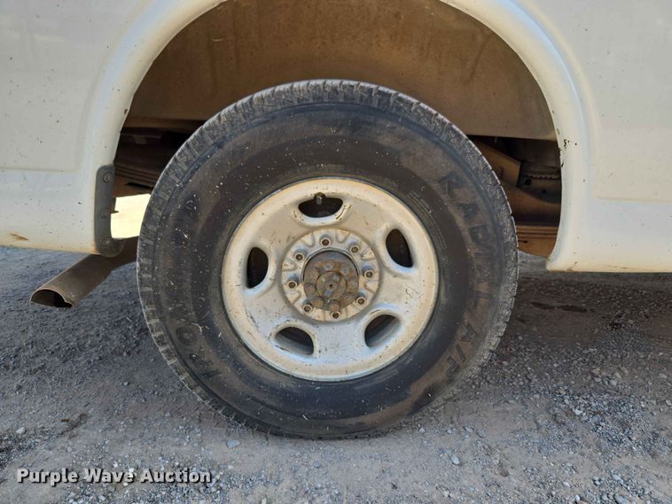 image for item EW8610 2001 Chevrolet Express 3500 van