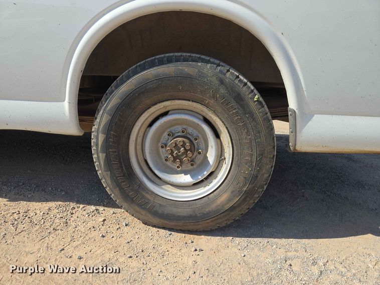 image for item EW8610 2001 Chevrolet Express 3500 van