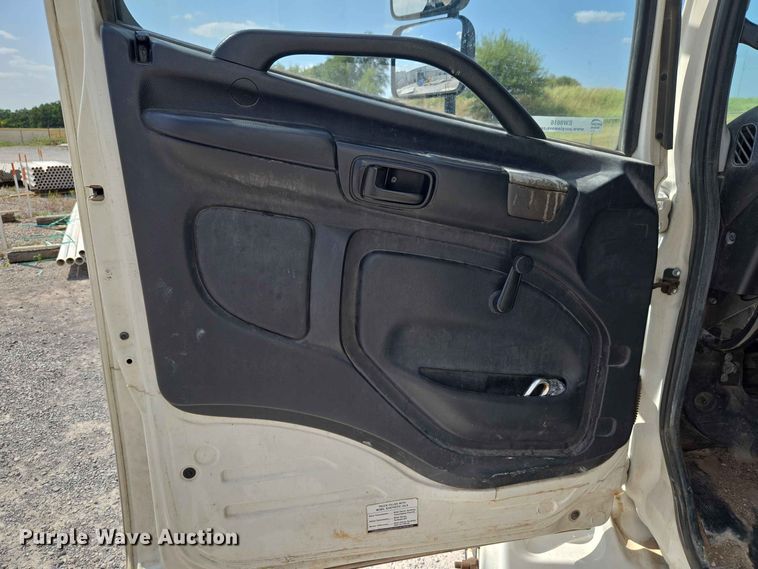 image for item EW8616 2010 Hino 268 box truck