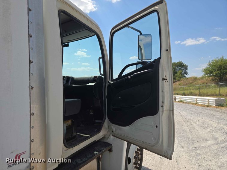 image for item EW8616 2010 Hino 268 box truck